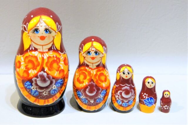 キーロフ・マトリョーシカ(M) <頬づえついて/エンジ> 5ピース/10.8cm