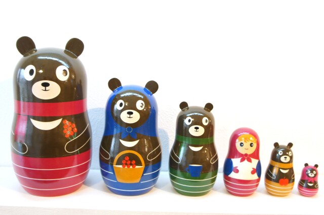 【KV015】11cm級 マトリョーシカ カバノヴァ　くまの親子 スべトラーナ・カバノワ作 マトリョーシカ3個組 猫を抱く女性(紫