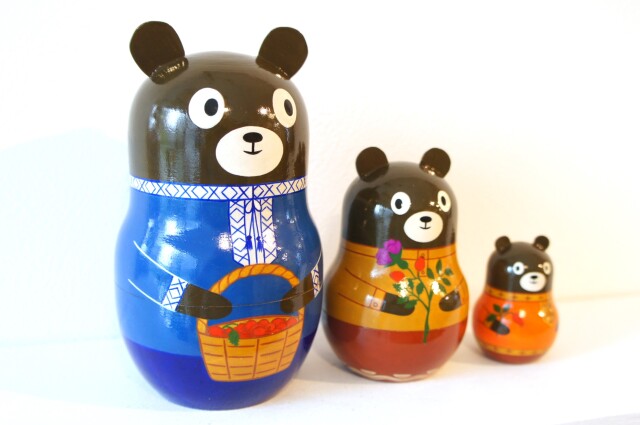 【KV015】11cm級 マトリョーシカ カバノヴァ　くまの親子 スべトラーナ・カバノワ作 マトリョーシカ3個組 猫を抱く女性(紫