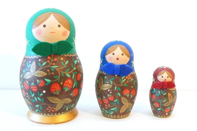 北向邦子作　木製ペイント・マトリョーシカ　＜カラフルなプラトークのホフロマ・マトリョーシカ＞　3ピース　/9.2cm