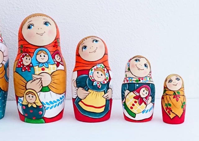 ルコムスカヤ作 民族衣装マトリョーシカ＜マトリョーシカと人形＞ 7