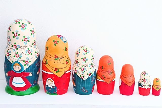 ルコムスカヤ作 民族衣装マトリョーシカ＜マトリョーシカと人形＞ 7