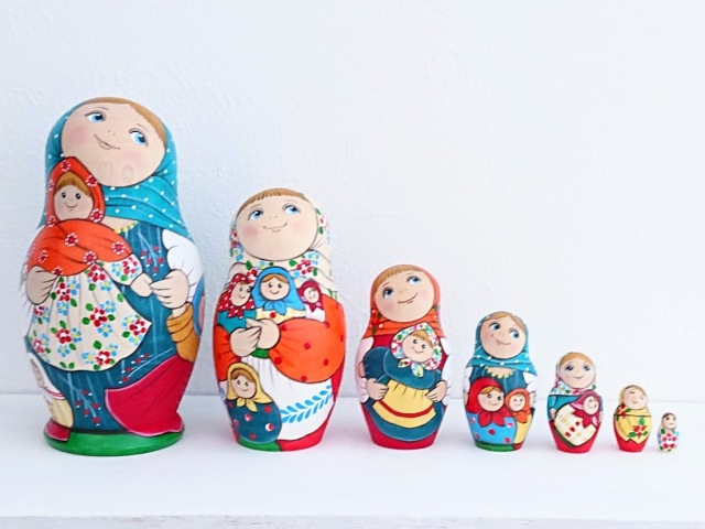 ルコムスカヤ作 民族衣装マトリョーシカ＜マトリョーシカと人形＞ 7