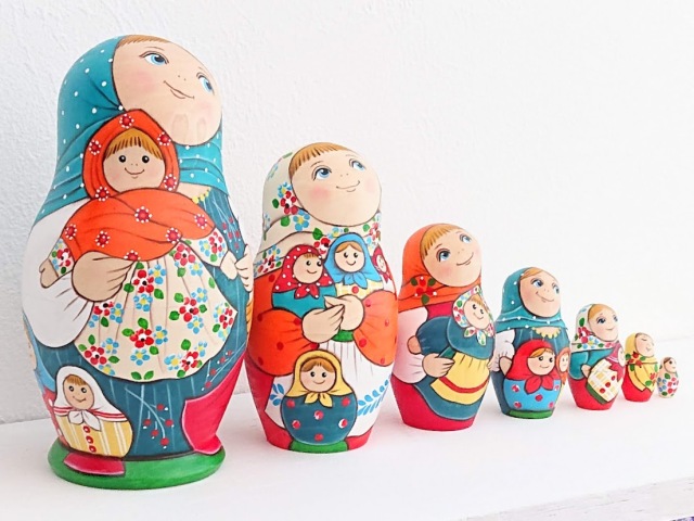 ルコムスカヤ作 民族衣装マトリョーシカ＜マトリョーシカと人形＞ 7