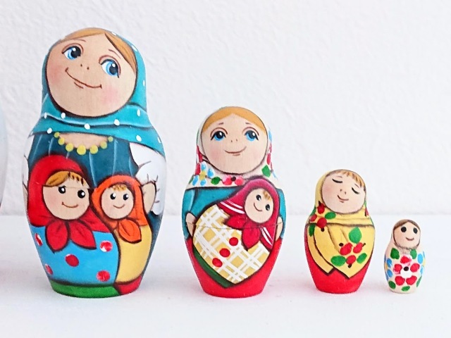 ルコムスカヤ作 民族衣装マトリョーシカ＜マトリョーシカと人形＞ 7