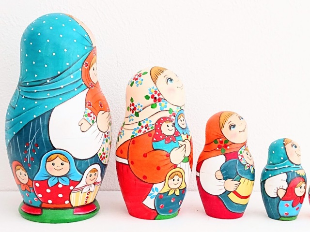 ルコムスカヤ作 民族衣装マトリョーシカ＜マトリョーシカと人形