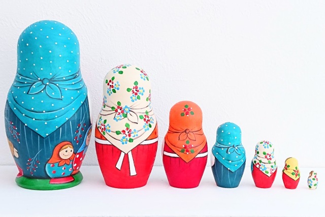 ルコムスカヤ作 民族衣装マトリョーシカ＜マトリョーシカと人形
