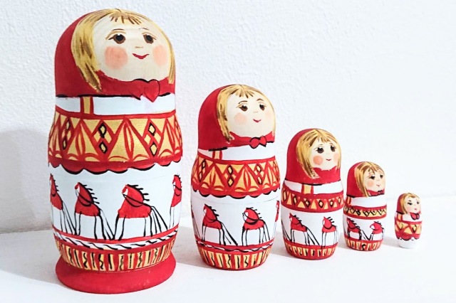 ロシア雑貨☆メゼーニ塗りオーナメント(4個)マトリョーシカ アリョーナ&オリガ作 マルンコーヴァ作 メゼーニ塗り 赤ずきんちゃんマトリョーシカ S