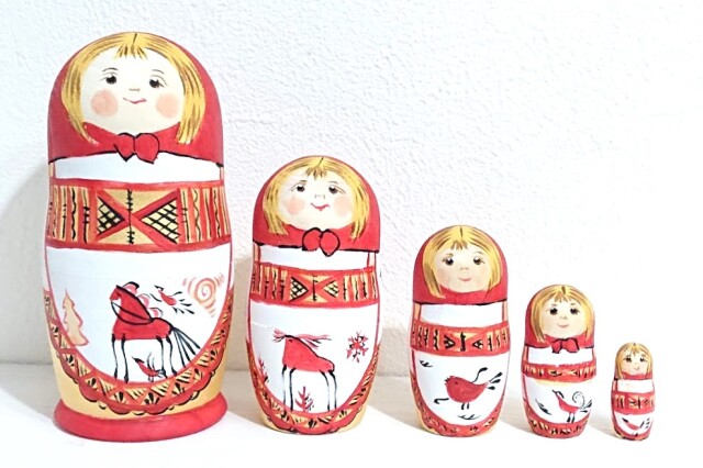 マルンコーヴァ作　メゼーニ塗り　赤ずきんちゃんマトリョーシカ　Sサイズ　5ピース　＜メゼーニの動物たち＞　/ 11.1cm
