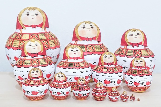 マルンコーヴァ作　大迫力　15ピース！メゼーニ塗り　ダルマ型マトリョーシカ（赤） ＜ふっくら鳥＞　/14cm
