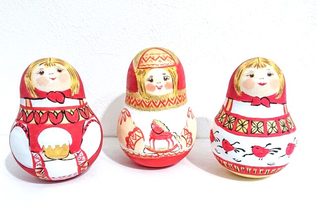 マルンコーヴァ作　メゼーニ塗り　赤ずきんちゃんネヴァリャーシカ（起き上がりこぼし）　3種類　/　8.7～9.3cm