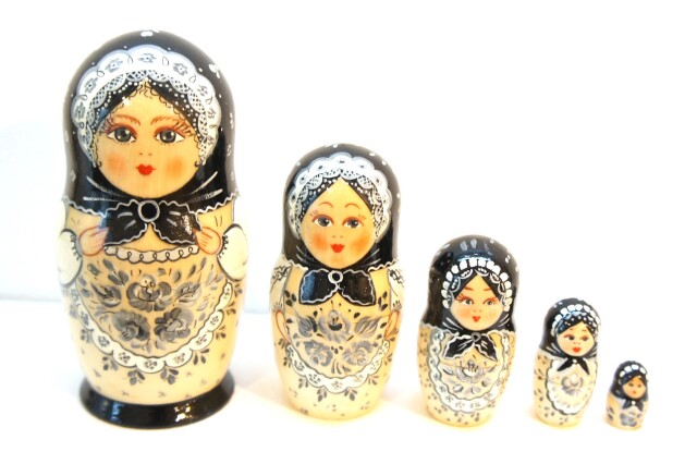 お花がいっぱい！民族衣装マトリョーシカ　5ピース　＜紺色頭巾・グジェーリ風＞　/11cm