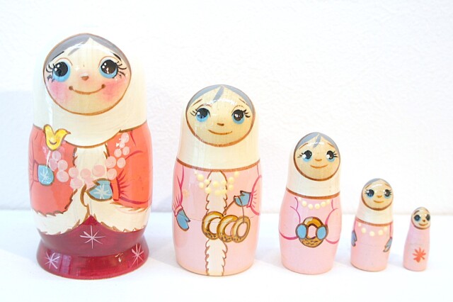【訳あり】クラスノーヴァ作 冬の民族衣装マトリョーシカ 5ピース <鳥のキャンディー・レヂェニェッツ・白ずきん> /10.8cm
