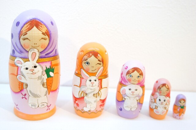 ステルリガヴァ作 民族衣装マトリョーシカ 5ピース <ウサギちゃん大好き!> Aタイプ /11.2cm