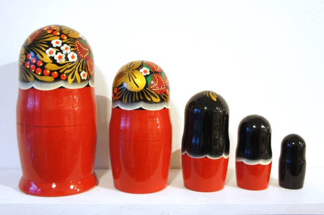 カラフル民族衣装マトリョーシカ 5ピース ＜イチゴ・ホフロマ模様