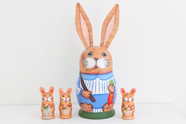 ニキーチン工房作　農家のウサギの親子マトリョーシカ　3+1ピース　●12cm