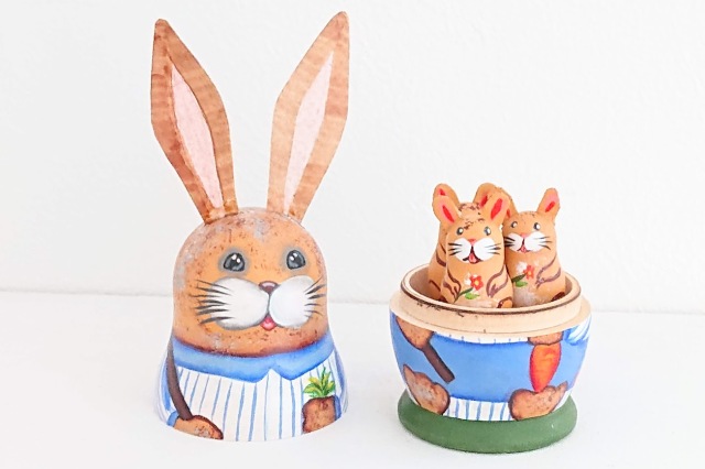 ニキーチン工房作 農家のウサギの親子マトリョーシカ 3+1ピース /12cm