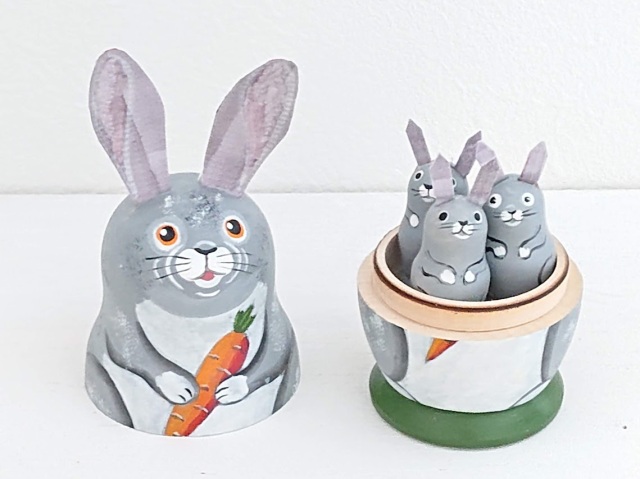 ニキーチン工房作 ウサギの親子マトリョーシカ 3+1ピース /11cm
