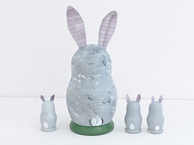 ニキーチン工房作 ウサギの親子マトリョーシカ 3+1ピース /11cm