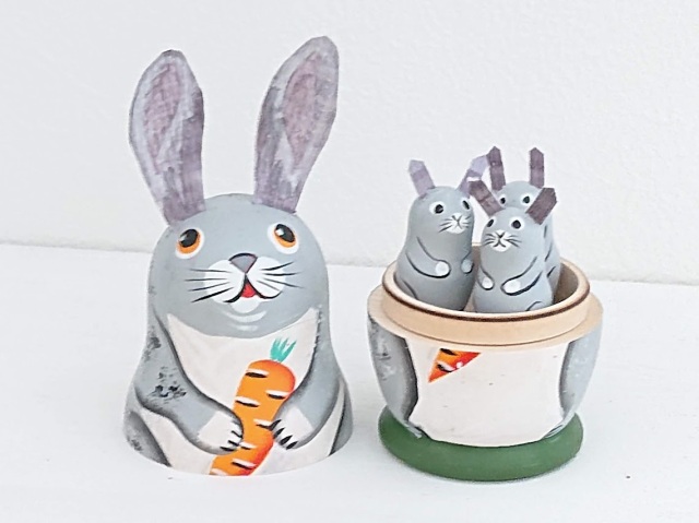 ニキーチン工房作 ウサギの親子マトリョーシカ 3+1ピース /11cm