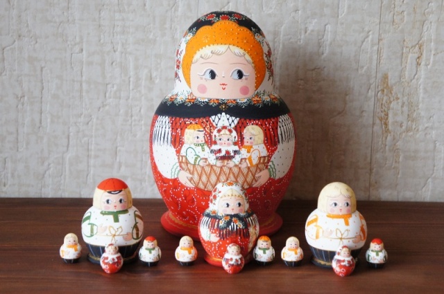 オリガ・ミッチナ作　ダルマ型 親・子・孫マトリョーシカ　13ピース　＜3人のこどもを抱っこ＞　/15cm