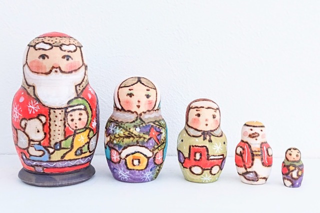 リャボヴァ作　ウッドバーニング・クリスマスマトリョーシカ 5ピース　＜ジェド=マロース・スニェグーラチカ・男の子・雪だるま・女の子＞　/10.2cm