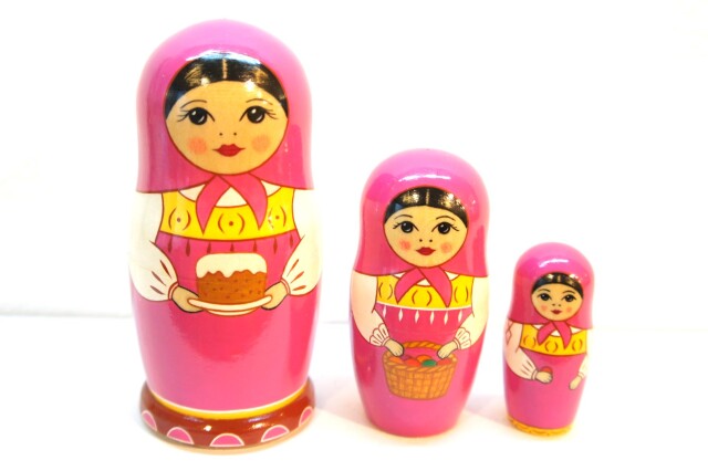 シラーエヴァ作　カラフル・マトリョーシカ＜ローズ色ずきん/パスハ（ロシアのイースター）＞　3ピース /11.2cm
