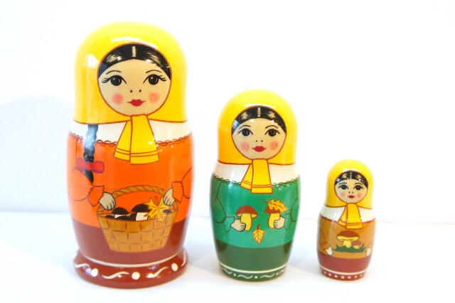 シラーエヴァ作　カラフル・マトリョーシカ＜黄色ずきん/キノコ狩り＞　3ピース /10.7cm