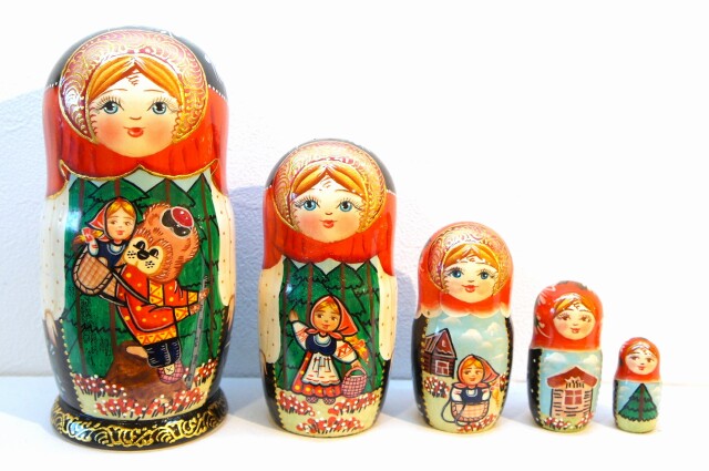 ロシア民話マトリョーシカ「マーシャとくま Маша и Медведь」　5ピース　＜レッド＆ブラック＞　/18.3cm