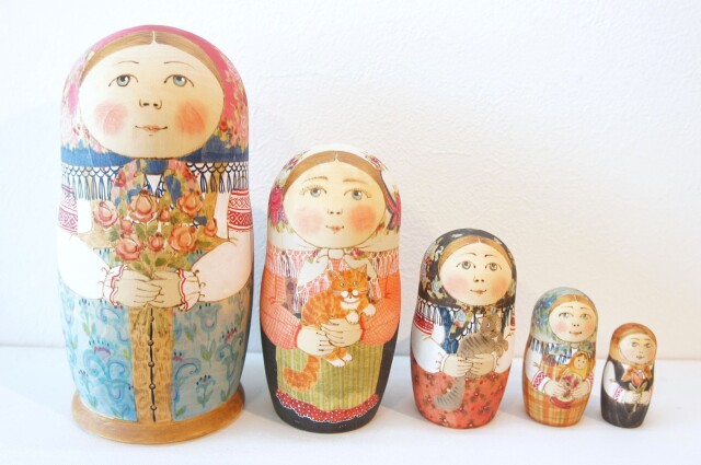 オリガ・ラバーナヴァ作　ウッドバーニング・マトリョーシカ　5ピース・Lサイズ＜花束とネコ＞ /17.8cm