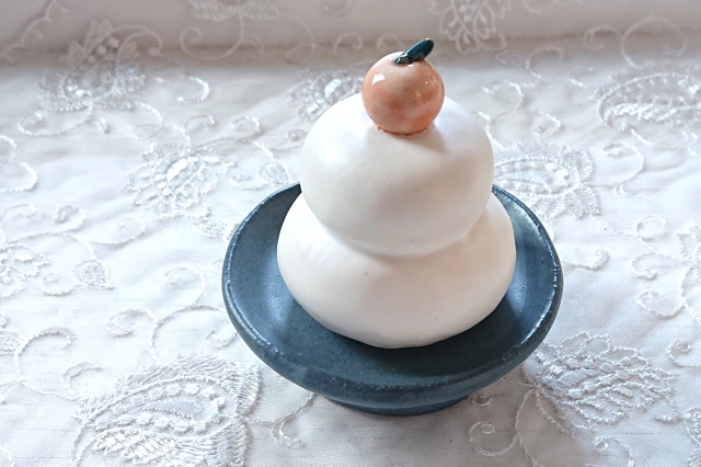 辻本路　陶器製ハンドメイド　鏡餅と台のオブジェ　/ w6.6cm×d6.6cm×h6.7cm