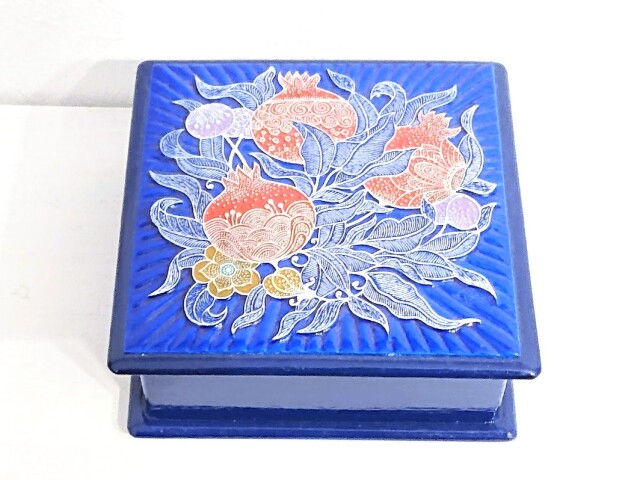 ウズベキスタンの工芸　サマルカンド・ブルー　ザクロの塗り箱　/　10.5×10.5×4.2cm
