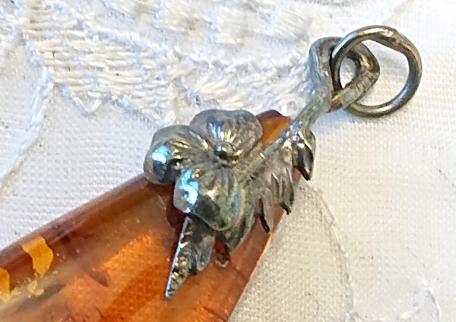 琥珀（コハク）洋銀金具ペンダントトップ / 2×6.3cm【クリックポスト