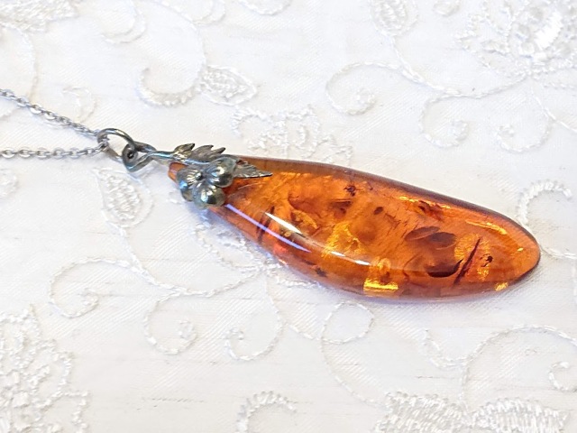 琥珀（コハク）洋銀金具ペンダントトップ / 2×6.3cm【クリックポスト