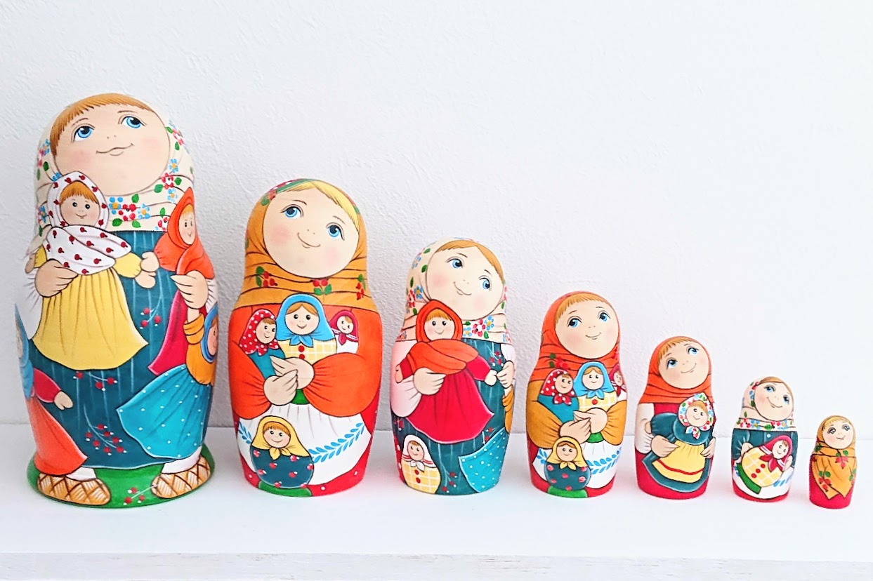 ルコムスカヤ作　民族衣装マトリョーシカ＜マトリョーシカと人形＞　7ピース・Lサイズ　/18cm