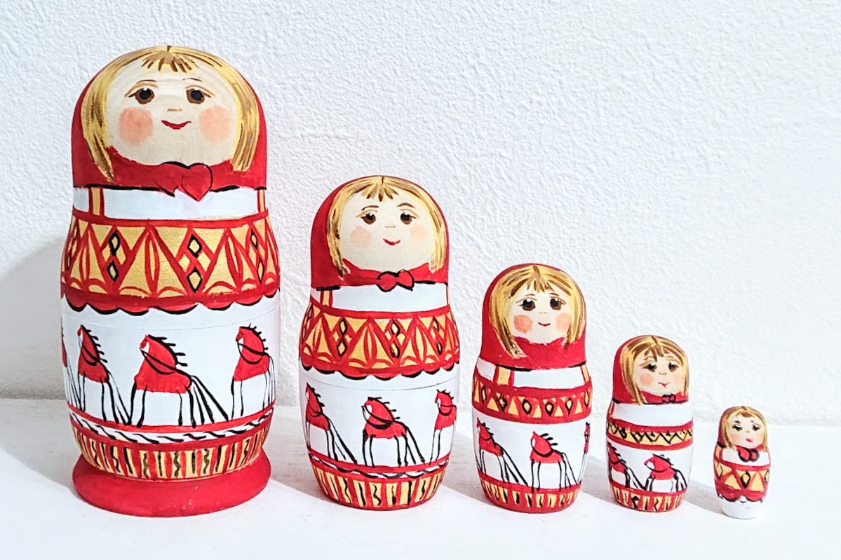 マルンコーヴァ作　メゼーニ塗り　赤ずきんちゃんマトリョーシカ　Sサイズ　5ピース　＜馬＞　/ 11cm