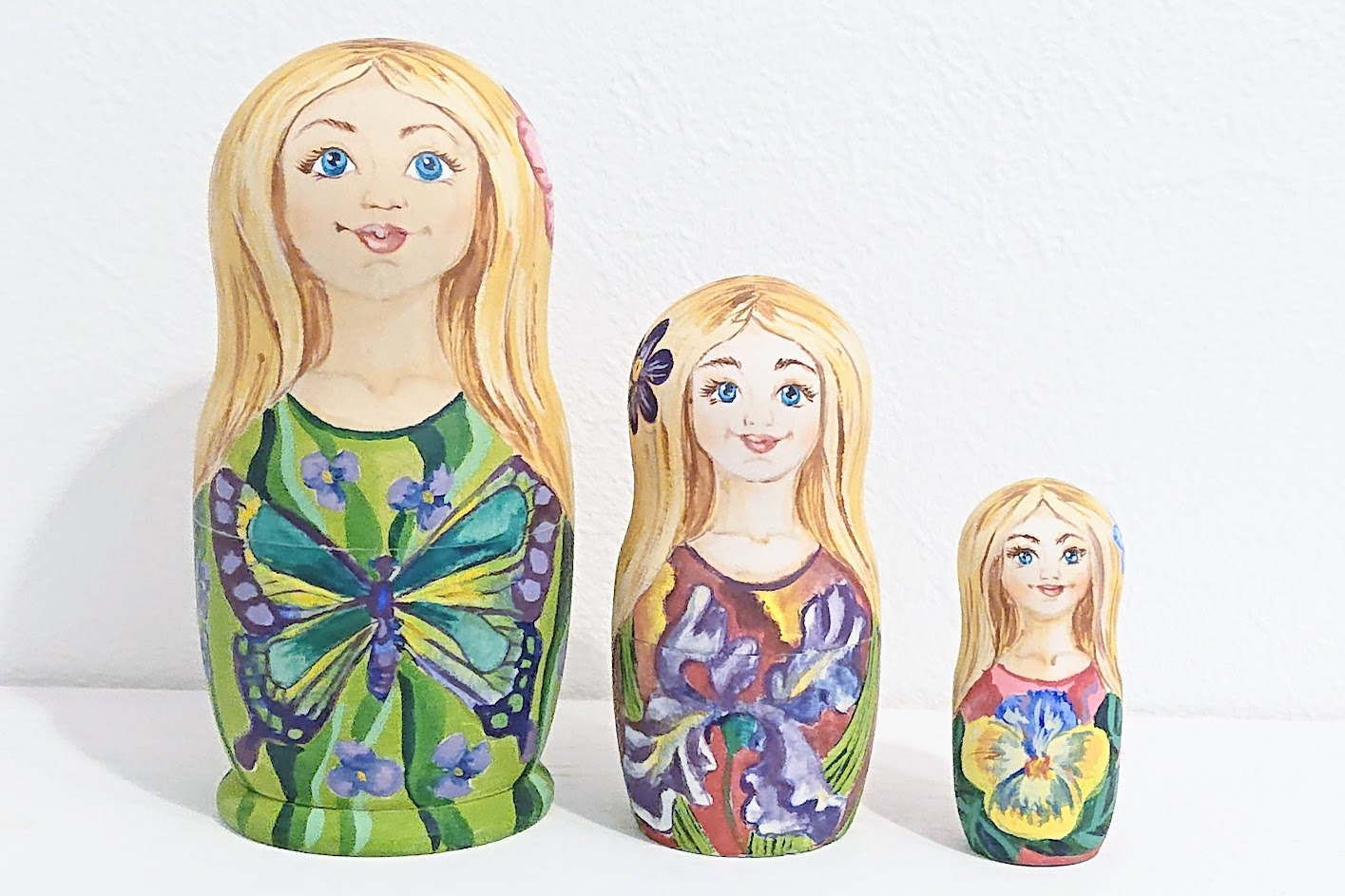 ロングヘアーの女の子マトリョーシカ　3ピース　＜蝶々＞/11cm