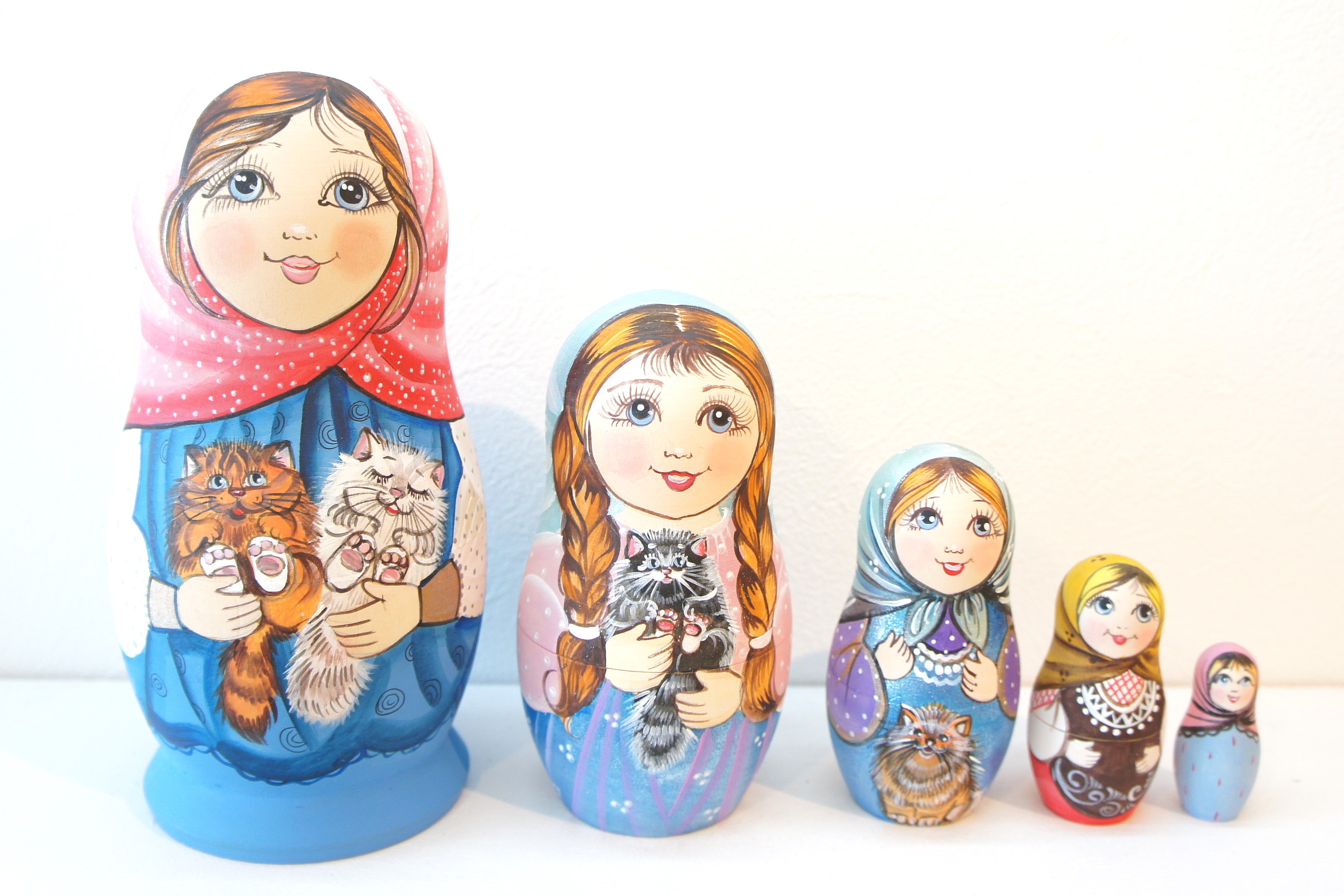 カラフル民族衣装マトリョーシカ　＜ネコちゃん大好き！＞5ピース　/18.3cm