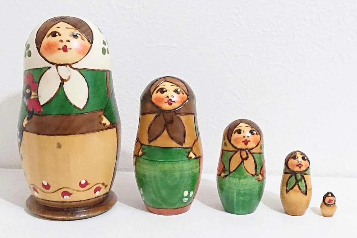 クラシカルな雰囲気！ウッドバーニング民族衣装マトリョーシカ　5ピース　/10.8cm