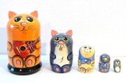 カラフルネコの親子とネズミのマトリョーシカ ＜オレンジ/バラライカ＞　5ピース　/9.5cm