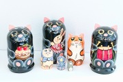 カラフルネコの親子とネズミのマトリョーシカ ＜黒＞　5ピース　3種類　/9.3～9.7cm