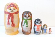 ペトロ―ヴァ作　ネコの親子マトリョーシカ＜赤いマフラー＞　5ピース　/11.3cm
