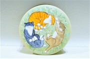 バボーヴァ作　円形木製箱　＜川沿いの芝生の上のネコたち＞/　直径9cm×高さ6cm