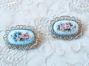 ロシアの伝統的エナメル工芸　フィニフティ・ブローチ＜水色地に花柄＞/ 幅3.5cm×高さ2.5cm【クリックポスト送付可】