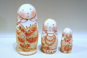 イリーナ・ヴァトゥルーシキナ作　メルヘンマトリョーシカ　３ピース　＜リャビーナ（ナナカマド）の実＞/11.6cm