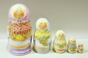 イリーナ・グヴァズジェフスカヤ＆ヴァトゥルーシキナ作　マトリョーシカ　５ピース　＜春の花たち＞　/12.3cm