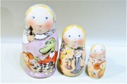 イリーナ・ヴァトゥルーシキナ作　チェブラーシカといっしょマトリョーシカ　３ピース　＜チェス-黒＞/11.5cm