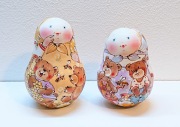 イリーナ・ヴァトゥルーシキナ作　ネヴァリャーシカ（起き上がりこぼし）＜クマとハチミツ＞　2種類/ 8.8＆9.8cm