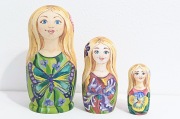 ロングヘアーの女の子マトリョーシカ　3ピース　＜蝶々＞/11cm