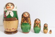 クラシカルな雰囲気！ウッドバーニング民族衣装マトリョーシカ　5ピース　/10.8cm